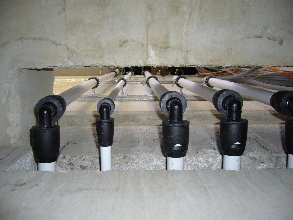 iFIT-Verteilung auf der Baustelle: Module und Polybutenrohre vor dem Estrich