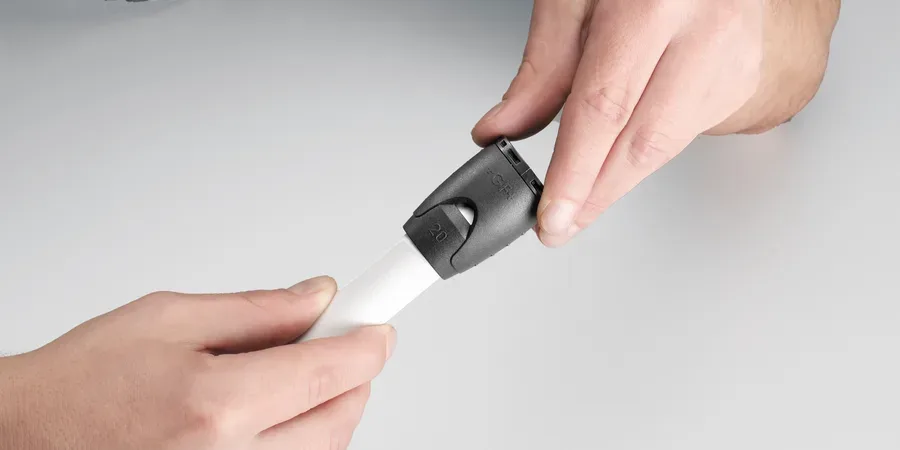Adapter wird auf das vorbereitete Rohrende geschoben