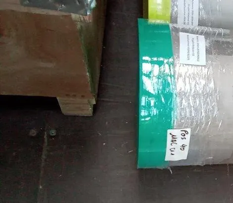 Extrémité de tube avec bouchon vert et étiquette de poste manuscrite