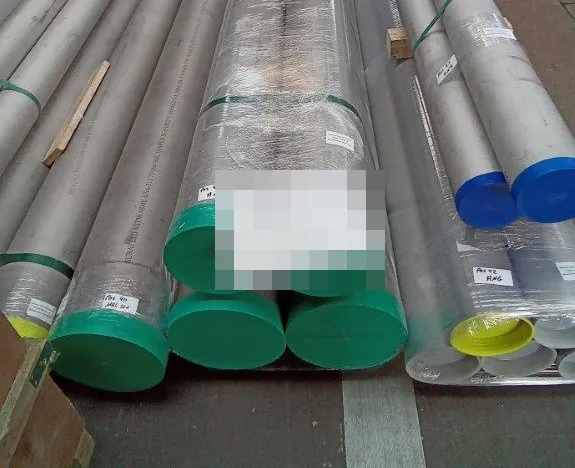 Fardeaux de tubes avec bouchons verts et bleus, filmés et étiquetés