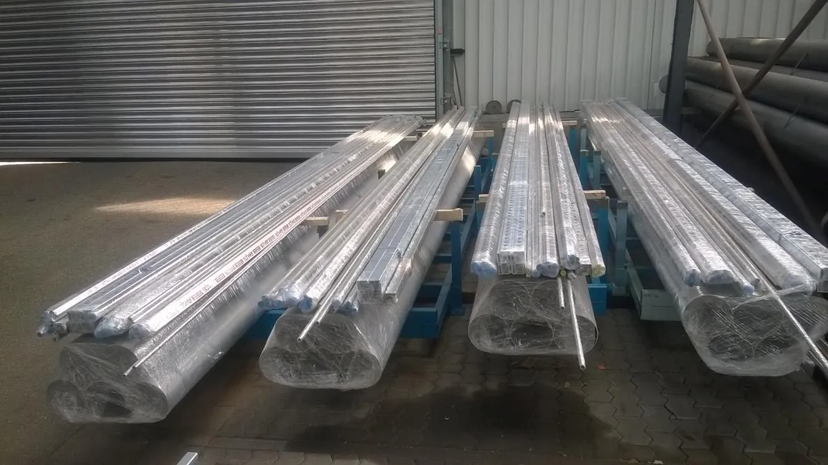 Quatre fardeaux de tubes dans la cour