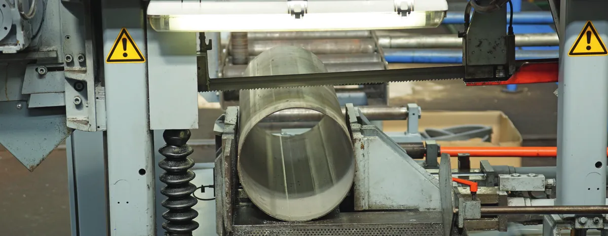 Scie automatique dans le centre d’usinage Zickwolff