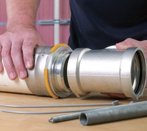 Installing Uponor RS, step 3: pre-assembled press adapter is pushed into the base body