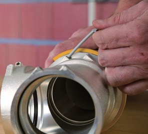 Installing Uponor RS, step 4: locking element is slid into the base body